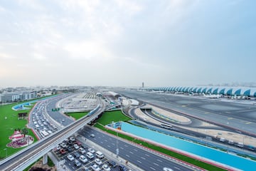 Localizado en la ciudad de Dubái, en los Emiratos Árabes Unidos, siendo el principal aeropuerto de Dubái. Se encuentra en el distrito de Al Garhoud, a 4 km (2,5 millas) al sureste de Dubái. Este aeropuerto es la base principal de la aerolínea Emirates y Emirates SkyCargo, la aerolínea más grande en el Medio Oriente.