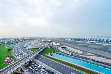 Localizado en la ciudad de Dubái, en los Emiratos Árabes Unidos, siendo el principal aeropuerto de Dubái. Se encuentra en el distrito de Al Garhoud, a 4 km (2,5 millas) al sureste de Dubái. Este aeropuerto es la base principal de la aerolínea Emirates y Emirates SkyCargo, la aerolínea más grande en el Medio Oriente.