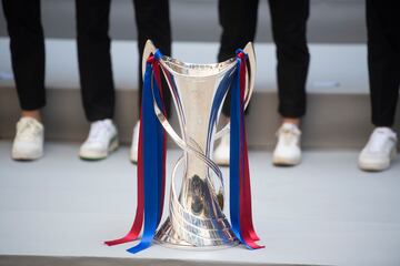 Las campeonas de Europa ofrecen su triunfo en la Generalitat de Catalunya junto al presidente del Barcelona, Joan Laporta.