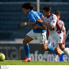 Ex delantero de Cruz Azul sale perseguido del campo tras anotar gol