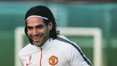 A través de redes, Manchester United apoya a Falcao