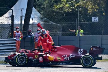 Carlos Sainz saliendo del monoplaza siniestrado.