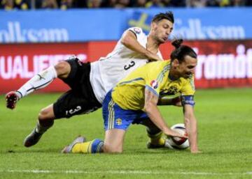 Zlatan Ibrahimovic sufrió un golpe en la pierna, además de que acusó dolor de espalda, por lo que es duda para el próximo juego del PSG.