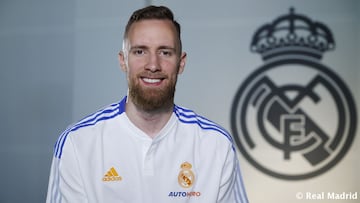 Dzanan Musa, con el escudo del Real Madrid.