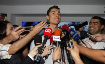 Un feliz Cristiano Ronaldo atiende a los medios.