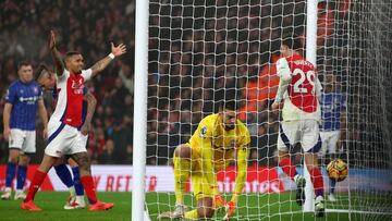 London (United Kingdom), 27/12/2024.- Arsenal's Kai Havertz (R) reacts after scoring the 1-0 goal during the English Premier League soccer match between Arsenal FC and Ipswich Town FC, in London, Britain, 27 December 2024. (Reino Unido, Londres) EFE/EPA/DAVID CLIFF EDITORIAL USE ONLY. No use with unauthorized audio, video, data, fixture lists, club/league logos, 'live' services or NFTs. Online in-match use limited to 120 images, no video emulation. No use in betting, games or single club/league/player publications.