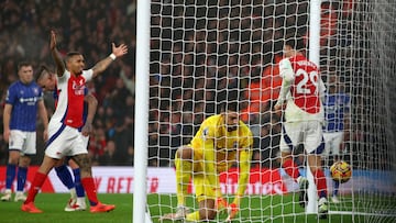 London (United Kingdom), 27/12/2024.- Arsenal's Kai Havertz (R) reacts after scoring the 1-0 goal during the English Premier League soccer match between Arsenal FC and Ipswich Town FC, in London, Britain, 27 December 2024. (Reino Unido, Londres) EFE/EPA/DAVID CLIFF EDITORIAL USE ONLY. No use with unauthorized audio, video, data, fixture lists, club/league logos, 'live' services or NFTs. Online in-match use limited to 120 images, no video emulation. No use in betting, games or single club/league/player publications.