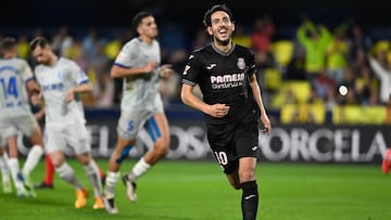 VILLARREAL (CASTELLÓN), 09/11/2024.- El jugador del Villarreal Dani Parejo celebra el segundo gol de su equipo durante el partido de LaLiga entre el Villarreal y el Alavés, este sábado en el estadio de la Cerámica. EFE/ Andreu Esteban