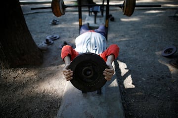 Este gimnasio al aire libre en Caracas est construido con cemento, barras y otros materiales reciclados.