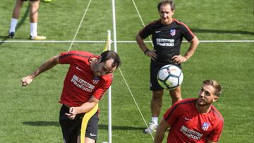 God&iacute;n y Oblak, durante un entrenamiento.
 