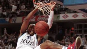 Slaughter hace un mate en un momento del partido ante el Fenerbahçe.