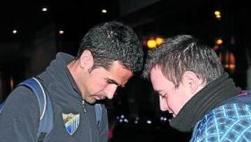 <b>MENTALIZADOS. </b>Los jugadores malagueños, con el ex blanquivioleta Fernando, llegaron ayer por la tarde.