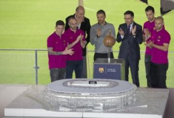 Messi, Iniesta, Luis Enrique, Jordi Moix Bartomeu, Busquets y Mascherano en la presentación del nuevo Camp Nou.
