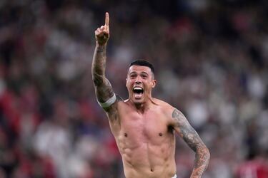 Los jugadores del Tottenham desataron la euforia tras conquistar la Europa League en una noche mágica en San Mamés. Abrazos, cánticos y emoción pura sobre el césped que fue testigo de su gesta histórica.