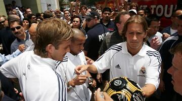 Firma de aut&oacute;grafos de Roberto Carlos, Michel Salgado y Beckham