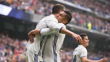 Casemiro abraza a Cristiano Ronaldo.