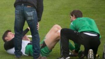 Guillermo Adell, ante la mirada del doctor Mantecón, atiende a un afectado Yuste.