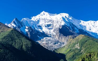 La primera cima de más de ocho mil metros conquistada por el ser humano, en 1950. Su belleza contrasta con su peligrosidad, ya que es una de las montañas más letales del Himalaya.