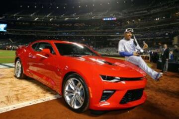 El catcher de los Royals, Salvador Pérez, fue nombrado MVP de la gran final junto a este precioso coche.