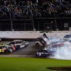Espectacular accidente en la última carrera de la Nascar