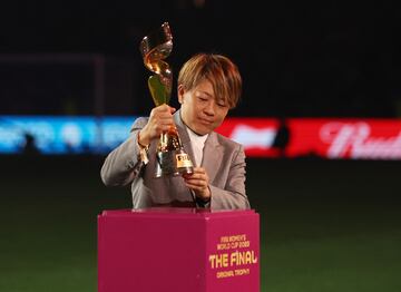 El momento en el que se deposita la Copa Mundial antes del inicio de la final. 

