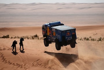 Son los grandes dominadores del Dakar en la categoría de camiones y el estreno del Dakar en Arabia Saudí sólo confirma la superioridad del Kamaz ruso. En la imagen, el que pilotan Karginov, Mokeev y Leonov, que se impuso en la sexta etapa.