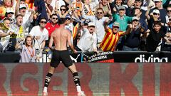 VALENCIA, 03/02/2024.- El delantero ucraniano del Valencia Roman Yaremchuk (c) celebra con la grada tras marcar el 2-0 contra el UD Almería, durante su partido de LaLiga disputado este sábado en Mestalla. EFE/ Ana Escobar
