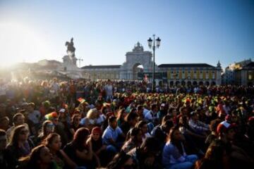 Aficionados en la plaza de Terreiro do Paco en Lisboa.