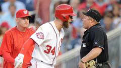 Las bolas y strikes suelen ser motivo de discrepancia como se observa en la imagen de Bryce Harper con el umpire del home.