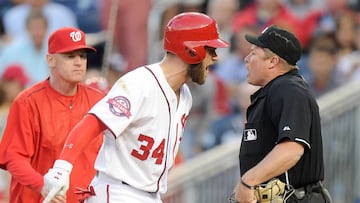 Las bolas y strikes suelen ser motivo de discrepancia como se observa en la imagen de Bryce Harper con el umpire del home.