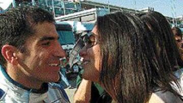 <b>CON SU NOVIA.</B> Marc recibe la felicitación de Eva.