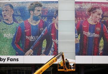 Los operarios del FC Barcelona han dedicado la mañana a quitar las imágenes de Leo Messi de las instalaciones del estadio blaugrana. Messi, ya es historia.