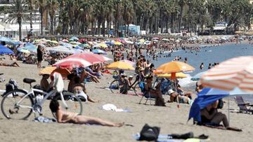 Ba&ntilde;istas disfrutan de la playa de La Malagueta, donde M&aacute;laga y provincia est&aacute; en aviso naranja por altas temperaturas. En M&aacute;laga (Andaluc&iacute;a, Espa&ntilde;a), a 28 de agosto de 2020.
 28 AGOSTO 2020
 &Aacute;lex Zea / Euro