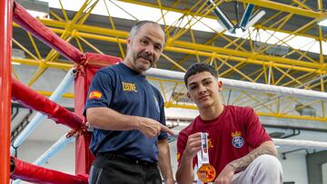 Rafa Lozano Jr. y su padre Rafa Lozano con la medalla de bronce.