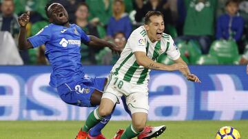 GRA010. SEVILLA, 03/11/2017.- El centrocampista mexicano del Real Betis José Andrés Guardado (d) cae ante Djené Dakonam, del Getafe, durante el partido de Liga en Primera División disputado esta noche en el estadio Benito Villamarín, en Sevilla. EFE/Julio Muñoz