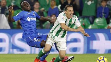 GRA010. SEVILLA, 03/11/2017.- El centrocampista mexicano del Real Betis Jos&eacute; Andr&eacute;s Guardado (d) cae ante Djen&eacute; Dakonam, del Getafe, durante el partido de Liga en Primera Divisi&oacute;n disputado esta noche en el estadio Benito Villamar&iacute;n, en Sevilla. EFE/Julio Mu&ntilde;oz