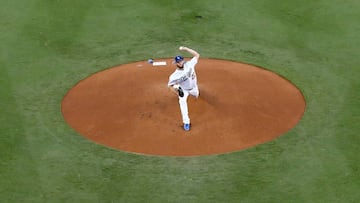 Clayton Kershaw fue due&ntilde;o y se&ntilde;or del mont&iacute;culo en una legendaria actuaci&oacute;n en las Series Mundiales.