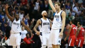 Dirk Nowitzki celebra un triple.