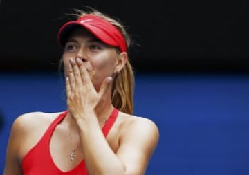 Maria Sharapova se quedó con el duelo ante Eugenie Bouchard para llegar a semifinales del Abierto de Australia el martes.