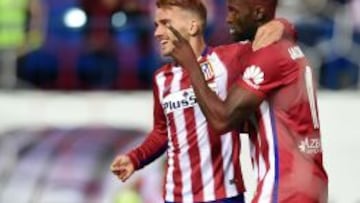Jackson Martínez celebra con Griezmann el 2-0 del Atlético de Madrid