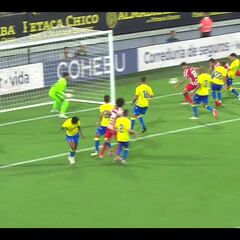 Saúl, primera titularidad y gol...con la mano