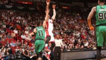 Wade lanza ante Evan Turner.