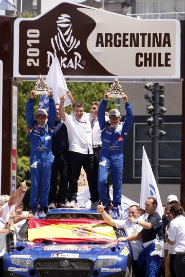 2010. Carlos Sainz y Lucas Cruz ganan la 31ª edición del Dakar, segunda vez consecutiva en América del Sur, disputada en Chile y Argentina con el Volkswagen Race Touareg II.