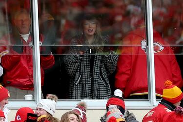 The romantic post-game tradition of Travis Kelce and Taylor Swift revealed by a Chiefs cheerleader