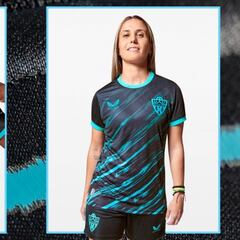 El azul del Mediterráneo, unido con el negro, en la nueva equipación