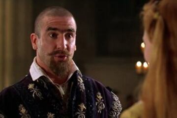 Eric Cantona es uno de los íconos. Apenas se retiró actuó en Elizabeth, filme que fue nominado a los Oscar (imagen). Además estuvo en La Fortuna de Vivir y en Encuentros después de Medianoche, película erótica del 2013.