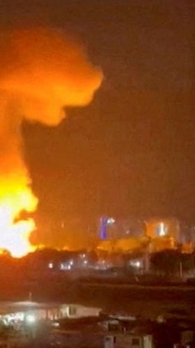 Un usuario en redes sociales captó desde su casa el momento en el que los MH-47 Chinook estadounidenses sobrevuelan Caracas y empiezan la intervención.