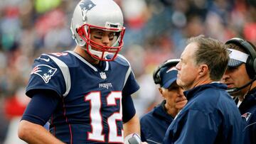 FOXBORO, MA - OCTOBER 29: Head coach Bill Belichick of the New England Patriots talks with Tom Brady #12 during the fourth quarter of a game against the Los Angeles Chargers at Gillette Stadium on October 29, 2017 in Foxboro, Massachusetts. Jim Rogash/Getty Images/AFP
== FOR NEWSPAPERS, INTERNET, TELCOS & TELEVISION USE ONLY ==