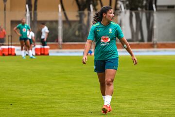 La Selección Femenina de Brasil realizó su primer entrenamiento en Bucaramanga en la cancha de la UIS. Las vigentes campeonas preparan el juego de semifinales de Copa América Femenina ante Paraguay.