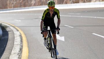 Adam Yates rueda en solitario durante la subida final a Jebel Hafeet en la tercera etapa del UAE Tour.